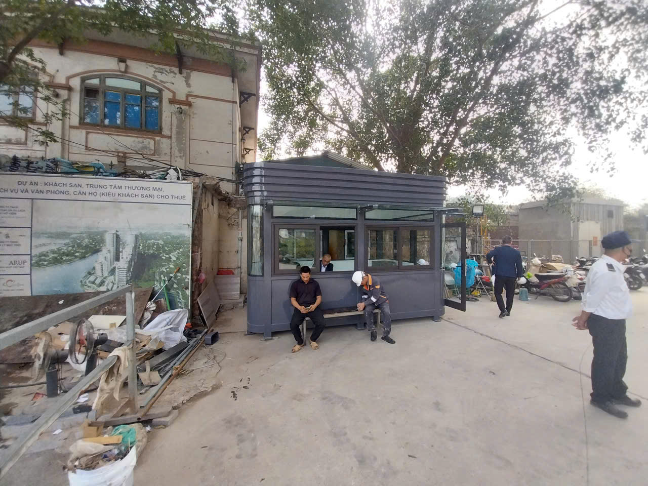 Lắp đặt bốt gác mái đúc nguyên khối từ FRP tại Quảng An, Tây Hồ