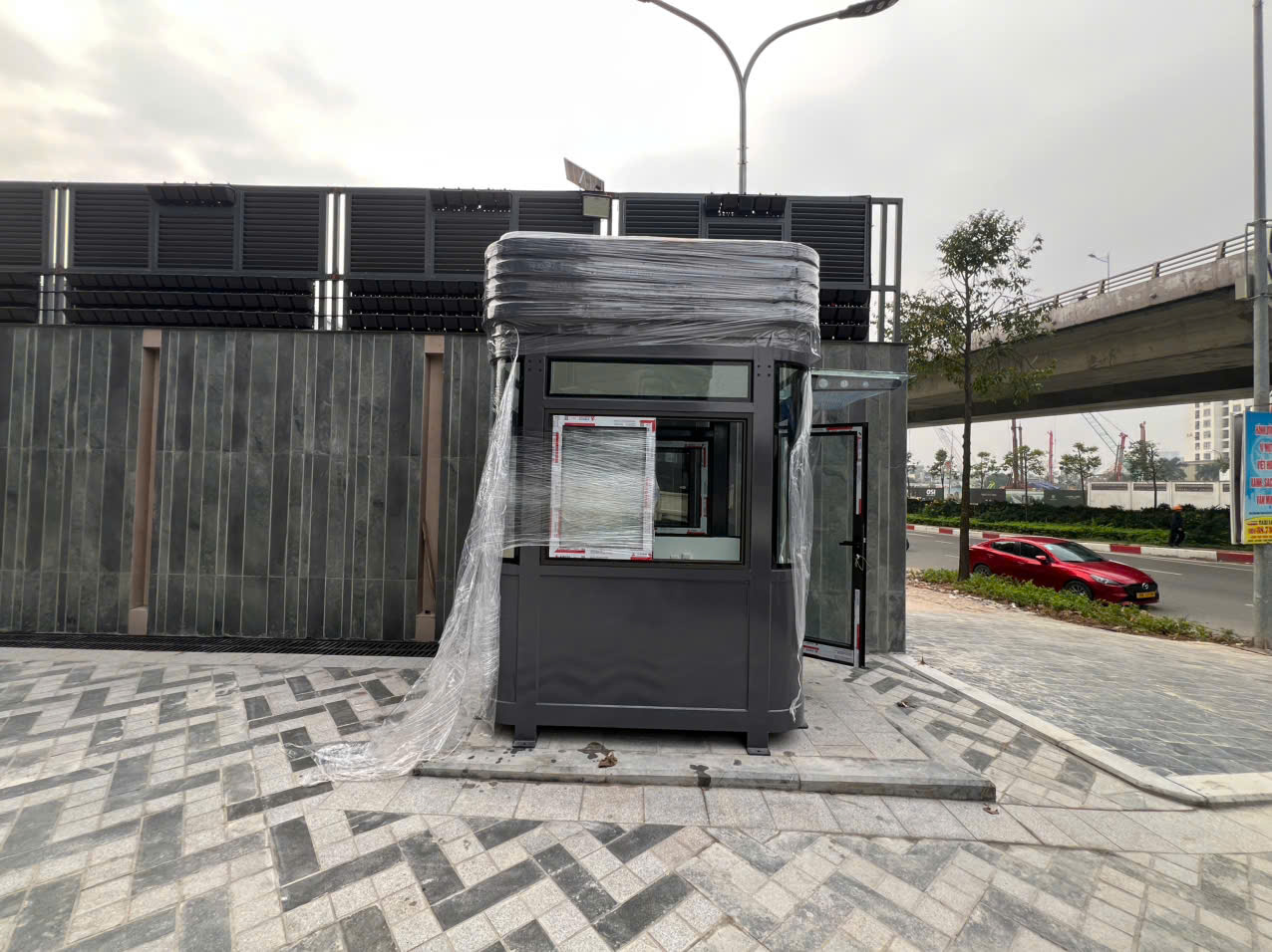 Thi công lắp đặt cabin bảo vệ tại công trình