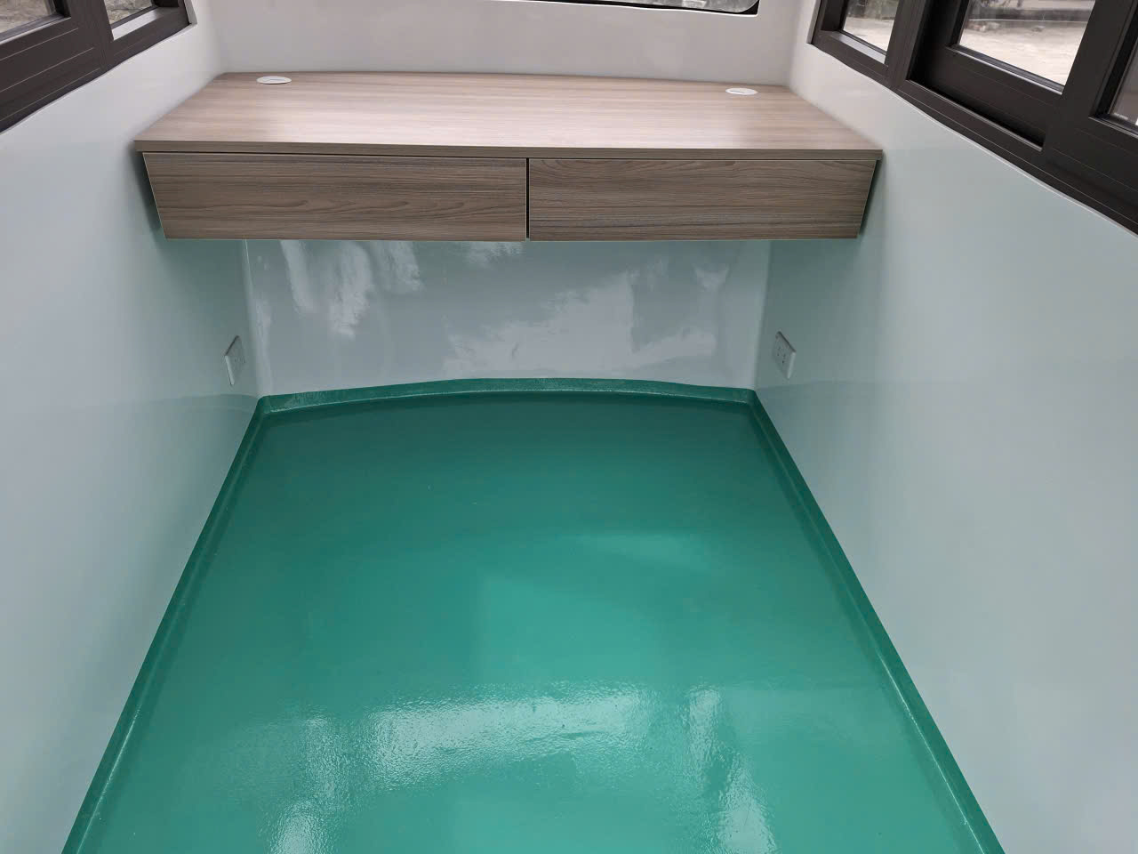 Bàn làm việc bằng gỗ Polywood chống nước